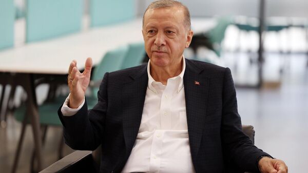 Cumhurbaşkanı Recep Tayyip Erdoğan, İstanbul Medeniyet Üniversitesi Ziraat Bankası Kütüphanesi ve Merkezi Derslik Binası açılış töreni sonrasında gençlerle buluştu. - Sputnik Türkiye