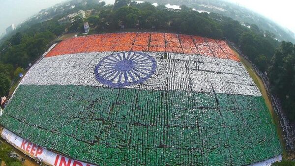 Hindistan'ın Pencap eyaletindeki Chandigarh'da insanların oluşturduğu dev Hindistan bayrağı Guinness rekorlar kitabına girdi. - Sputnik Türkiye