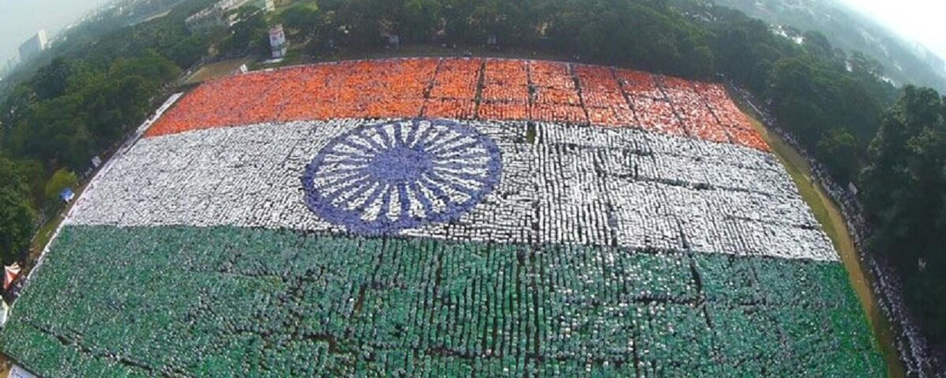 Hindistan'ın Pencap eyaletindeki Chandigarh'da insanların oluşturduğu dev Hindistan bayrağı Guinness rekorlar kitabına girdi. - Sputnik Türkiye, 1920, 13.08.2022