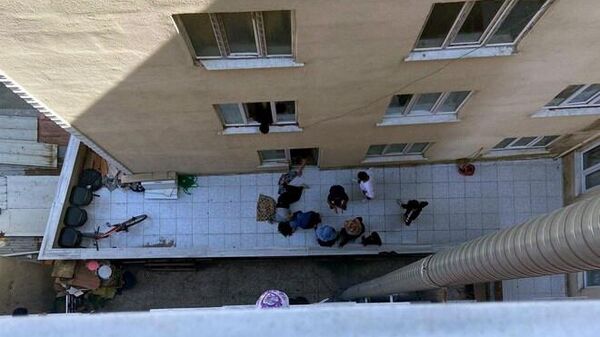 Tekirdağ'ın Çerkezköy ilçesinde, tartıştığı eşinin tabancayla yaraladığı kadın 3'üncü kattaki evlerinin balkonundan zemine atladı. Yaralı kadın hastaneye kaldırılırken, koca ise kaçtı. - Sputnik Türkiye