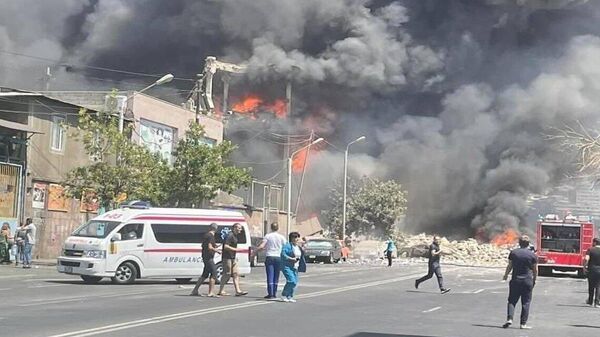 Ermenistan'ın başkenti Erivan’da pazar yerinde patlama meydana geldi. İlk belirlemelere göre 1 kişi hayatını kaybederken 20 kişi yaralandı.  - Sputnik Türkiye
