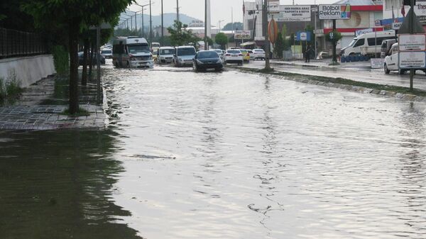Bilecik'in Bozüyük ilçesinde aniden bastıran dolu ve sağanak yağış nedeniyle cadde ve alt geçit suyla doldu. - Sputnik Türkiye