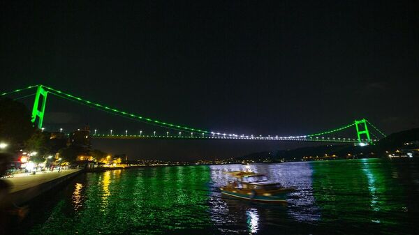 Pakistan'ın bağımsızlığının 75. yılı dolayısıyla Fatih Sultan Mehmet (FSM) Köprüsü, Pakistan bayrağının renkleriyle ışıklandırıldı. - Sputnik Türkiye