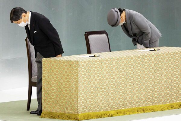 Japonya Başbakanı Fumio Kişida, başkent Tokyo’daki Nippon Budokan Stadyumu’nda 2. Dünya Savaşı’nda hayatını kaybedenler anısına düzenlenen törene katıldı. - Sputnik Türkiye