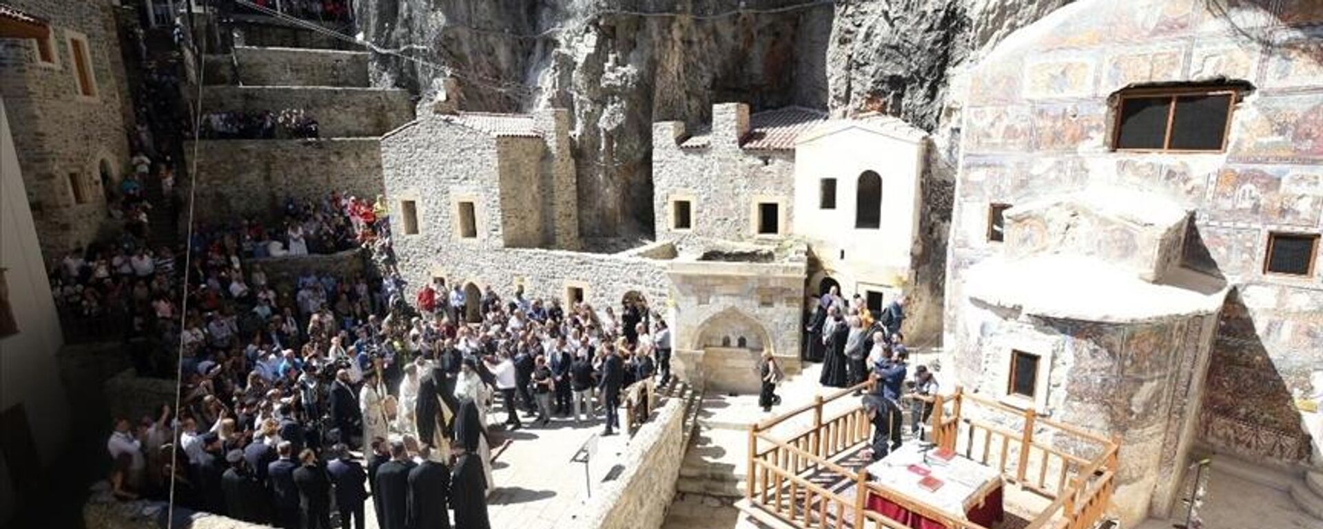 Maçka'da, Karadağ'ın Altındere Vadisi'ne bakan eteğindeki Sümela Manastırı'nda düzenlenen 9. ayin tamamlandı. Fener Rum Patriği Bartholomeos, manastırda bulunmalarından dolayı Cumhurbaşkanı Recep Tayyip Erdoğan ile Kültür ve Turizm Bakanı Mehmet Nuri Ersoy'a teşekkürlerini iletti.  - Sputnik Türkiye, 1920, 15.08.2022