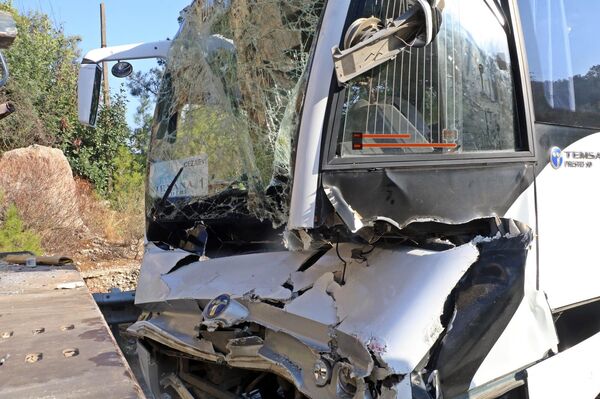 Kazayı görenlerin haber vermesi üzerine olay yerine çok sayıda ambulans, itfaiye ve polis sevk edildi. İ - Sputnik Türkiye