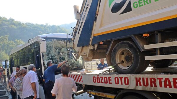 Antalya'da otel personellerini taşıyan servis midibüsü ile geri dönüşüm kamyonunu taşıyan çekicinin çarpışması sonucu meydana gelen kazada 4'ü ağır 27 kişi yaralandı.  - Sputnik Türkiye