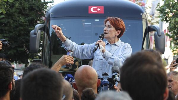 İYİ Parti Genel Başkanı Meral Akşener, İstanbul'daki bazı ilçelerde esnaf ve vatandaşlarla bir araya geldi. Ziyaretleri kapsamında Zeytinburnu'na giden ve esnaf ziyaretlerini sürdüren Akşener, bu noktada vatandaşlara hitap etti.
 - Sputnik Türkiye