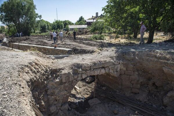 Tunceli'nin Mazgirt ilçesinde yapılan dere ıslahı çalışmasında tarihi taş kemerli köprü ortaya çıktı. - Sputnik Türkiye