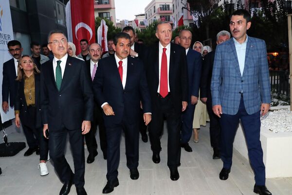 Cumhurbaşkanı Erdoğan, Esenler'de kentsel dönüşüm projesinde hak sahibi olan bir ailenin evine konuk oldu. - Sputnik Türkiye