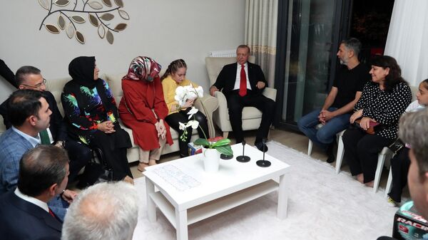 Cumhurbaşkanı Erdoğan, Esenler'de kentsel dönüşüm projesinde hak sahibi olan bir ailenin evine konuk oldu. - Sputnik Türkiye