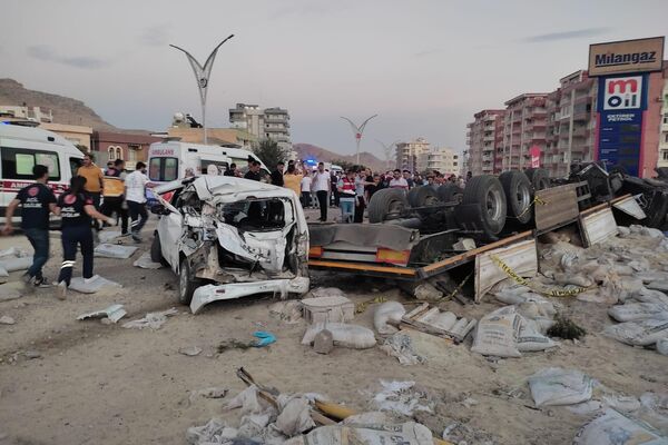 Mardin’in Derik ilçesinde freni patlayan TIR'ın araçlara ve insanlara çarpması sonucu meydana gelen kaza - Sputnik Türkiye