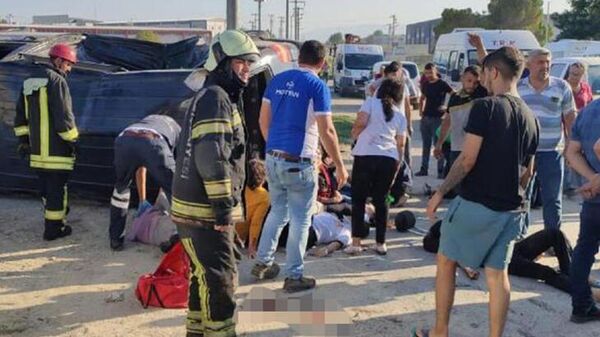 Denizli'nin Merkezefendi ilçesinde tekstil işçilerini taşıyan minibüsün başka bir minibüsle çarpışması sonucu 14 kişi yaralandı. - Sputnik Türkiye