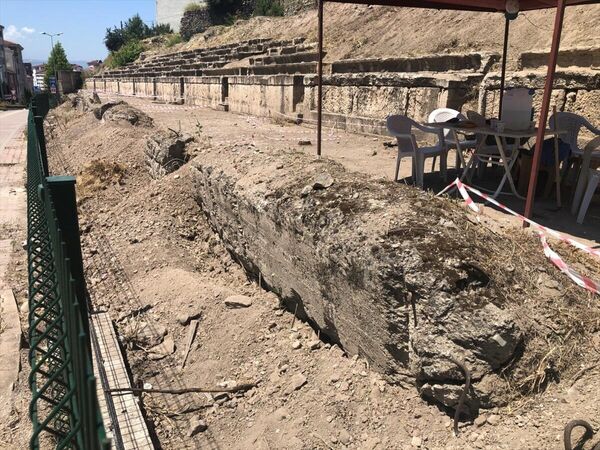 Kazı çalışmalarıyla 2008 yılında yapılan sondaj kazılarında kayıp olduğu belirtilen stadionun kitabelerinden 3 yazıt ile stadionun girişinde bulunduğu düşünülen Antinoos heykeline ulaşabilmesi öngörülüyor. - Sputnik Türkiye