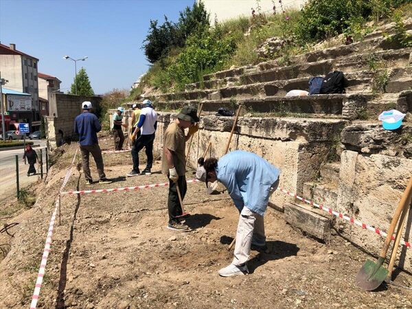 Çalışmalarda Bolu Müze Müdürlüğü uzmanları, Samsun Ondokuz Mayıs Üniversitesi Fen-Edebiyat Fakültesi Arkeoloji Bölümü Öğretim Üyesi Doç. Dr. Davut Yiğitpaşa koordinesinde 8 lisans ve yüksek lisans öğrencisi ile 2 işçi yer alıyor. - Sputnik Türkiye