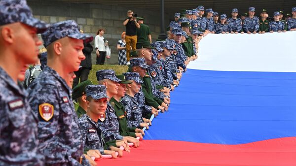 Военнослужащие РФ и сотрудники Росгвардии в День Государственного флага России у Музея Победы в Москве - Sputnik Türkiye