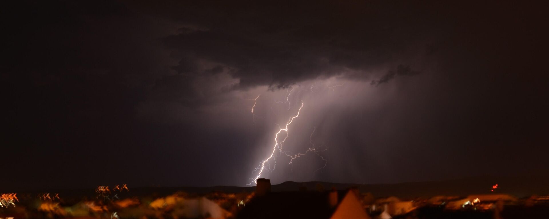 Eskişehir'de sağanak yağış sonrası ardı ardına şimşekler çaktı. - Sputnik Türkiye, 1920, 08.08.2025