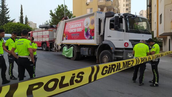 Adana'da çöp kamyonunun altında kalan 12 yaşındaki çocuk hayatını kaybetti. - Sputnik Türkiye