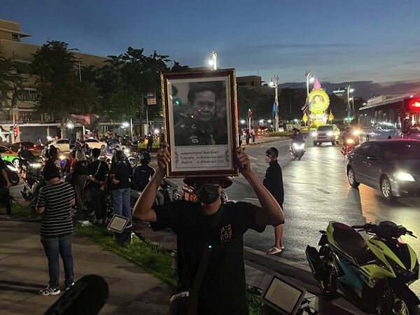Tayland&#x27;da 2014 yılında gerçekleşen askeri darbe sonrası orgenerallikten gelerek başbakanlığı devralan ve 3 yıllık görev süresi biten Chan-o-cha’nın görevi bırakmaması ülke genelinde protesto edildi. - Sputnik Türkiye