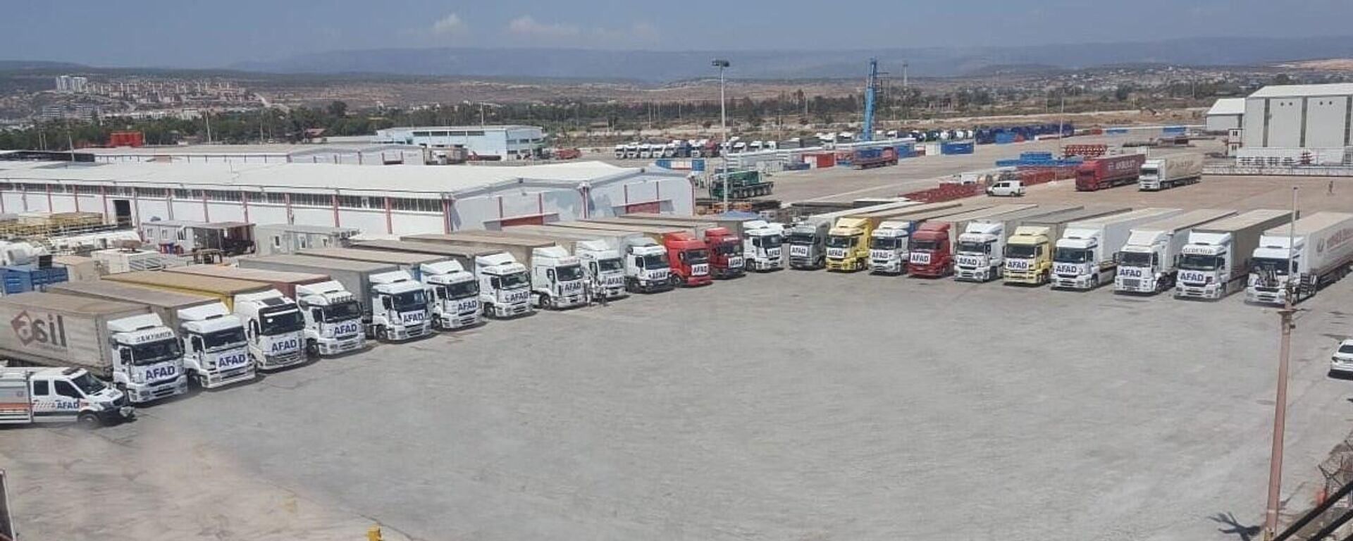 Cumhurbaşkanı Recep Tayyip Erdoğan'ın talimatlarıyla, İçişleri Bakanlığı Afet ve Acil Durum Yönetimi Başkanlığı (AFAD) tarafından hazırlanan 'Lübnan'a 4. İyilik Gemisi', 524 tonluk insani yardım malzemesi ile Taşucu Limanı'ndan Lübnan Tripoli Limanı'na uğurlandı. Cumhurbaşkanı Recep Tayyip Erdoğan'ın talimatlarıyla, İçişleri Bakanlığı Afet ve Acil Durum Yönetimi Başkanlığı (AFAD) tarafından hazırlanan 'Lübnan'a 4. İyilik Gemisi', 524 tonluk insani yardım malzemesi ile Taşucu Limanı'ndan Lübnan Tripoli Limanı'na uğurlandı. - Sputnik Türkiye, 1920, 24.08.2022