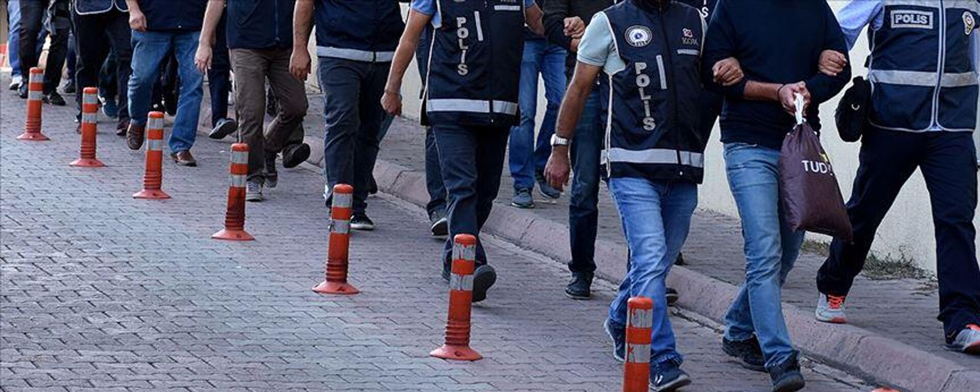 Polis- Gözaltı- Operasyon - Sputnik Türkiye, 1920, 10.09.2025