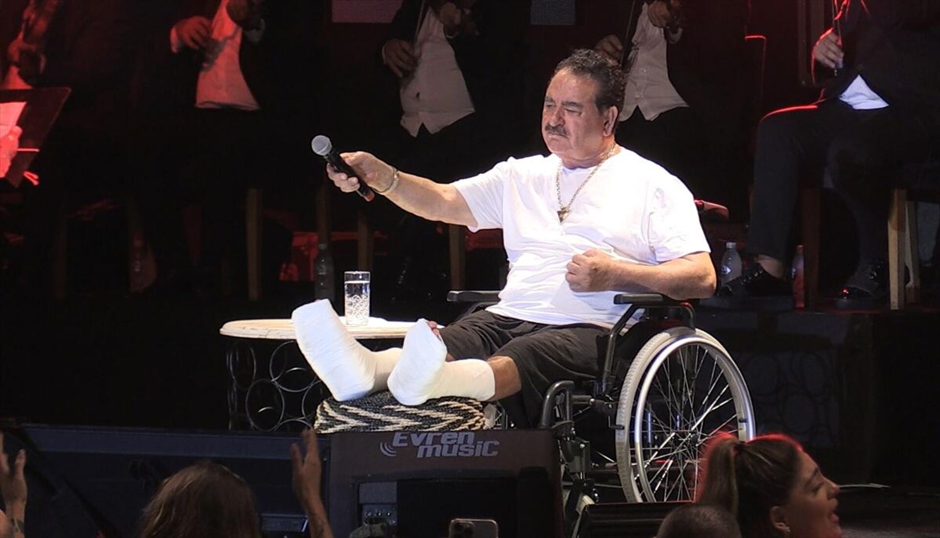 İbrahim Tatlıses, tekerlekli sandalyede iki ayağı alçılı konser verdi: Allah bitti demeden bitmiyor - Sputnik Türkiye, 1920, 26.08.2022