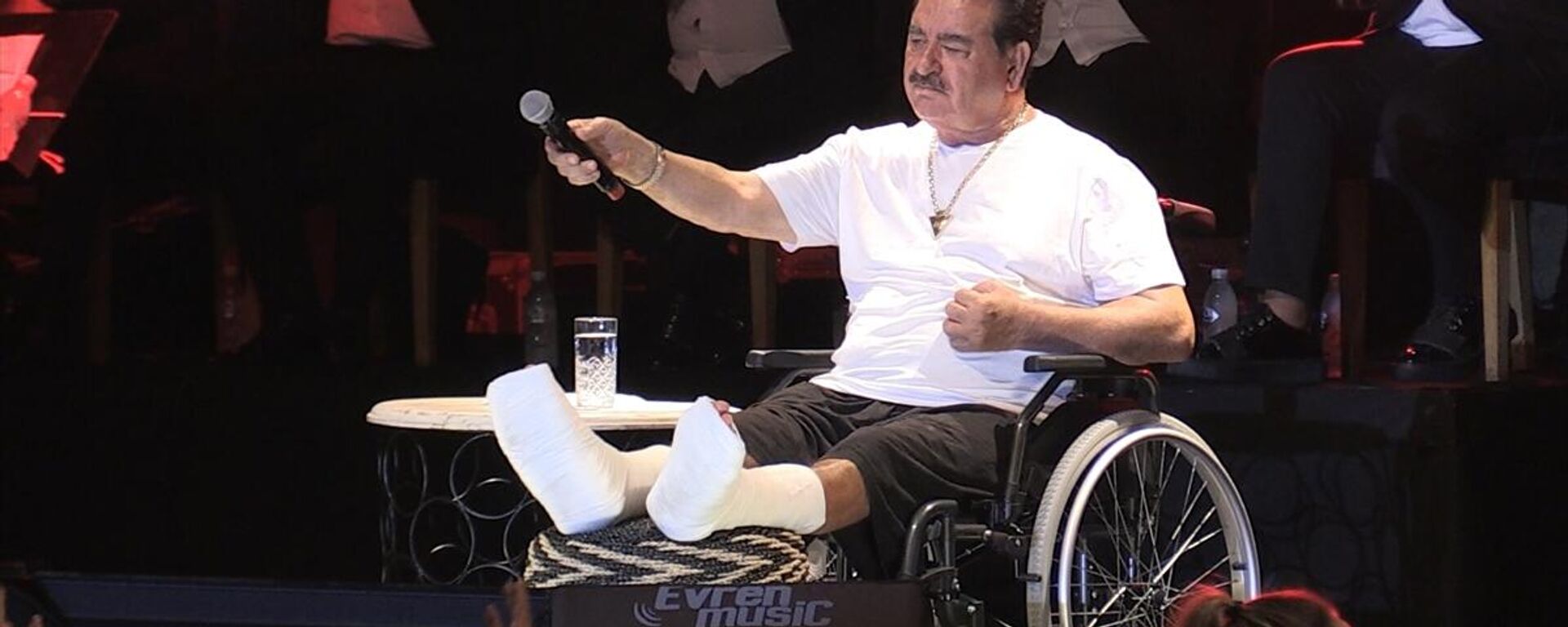 İbrahim Tatlıses, tekerlekli sandalyede iki ayağı alçılı konser verdi: Allah bitti demeden bitmiyor - Sputnik Türkiye, 1920, 11.04.2023