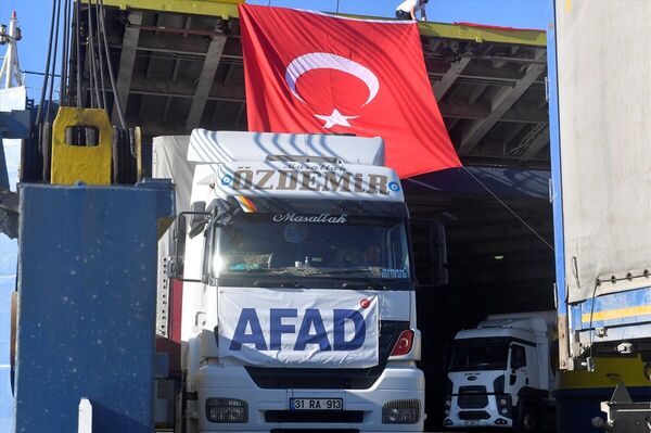 Türkiye'den gelen gemiyi karşılama törenine Afet ve Acil Durum Yönetimi (AFAD) Başkanı Yunus Sezer, Türkiye'nin Beyrut Büyükelçisi Ali Barış Ulusoy, Lübnan Yüksek Yardım Komitesi Başkanı Tümgeneral Muhammed Hayır, Trablusşam Müftüsü Muhammed İmam, Trablusşam Limanı Müdürü Ahmed Tamir ve çok sayıda yerel yetkili katıldı. Türkiye'den gelen gemiyi karşılama törenine Afet ve Acil Durum Yönetimi (AFAD) Başkanı Yunus Sezer, Türkiye'nin Beyrut Büyükelçisi Ali Barış Ulusoy, Lübnan Yüksek Yardım Komitesi Başkanı Tümgeneral Muhammed Hayır, Trablusşam Müftüsü Muhammed İmam, Trablusşam Limanı Müdürü Ahmed Tamir ve çok sayıda yerel yetkili katıldı. - Sputnik Türkiye