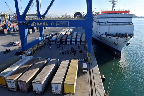 Türkiye'den gelen gemiyi karşılama törenine Afet ve Acil Durum Yönetimi (AFAD) Başkanı Yunus Sezer, Türkiye'nin Beyrut Büyükelçisi Ali Barış Ulusoy, Lübnan Yüksek Yardım Komitesi Başkanı Tümgeneral Muhammed Hayır, Trablusşam Müftüsü Muhammed İmam, Trablusşam Limanı Müdürü Ahmed Tamir ve çok sayıda yerel yetkili katıldı. Türkiye'den gelen gemiyi karşılama törenine Afet ve Acil Durum Yönetimi (AFAD) Başkanı Yunus Sezer, Türkiye'nin Beyrut Büyükelçisi Ali Barış Ulusoy, Lübnan Yüksek Yardım Komitesi Başkanı Tümgeneral Muhammed Hayır, Trablusşam Müftüsü Muhammed İmam, Trablusşam Limanı Müdürü Ahmed Tamir ve çok sayıda yerel yetkili katıldı. - Sputnik Türkiye