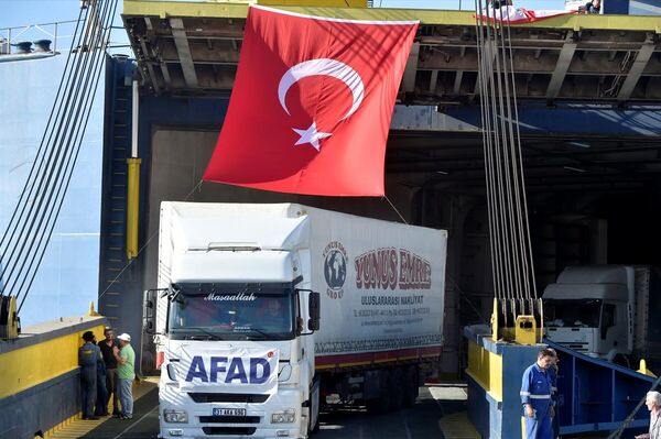 Türkiye'den gelen gemiyi karşılama törenine Afet ve Acil Durum Yönetimi (AFAD) Başkanı Yunus Sezer, Türkiye'nin Beyrut Büyükelçisi Ali Barış Ulusoy, Lübnan Yüksek Yardım Komitesi Başkanı Tümgeneral Muhammed Hayır, Trablusşam Müftüsü Muhammed İmam, Trablusşam Limanı Müdürü Ahmed Tamir ve çok sayıda yerel yetkili katıldı. Türkiye'den gelen gemiyi karşılama törenine Afet ve Acil Durum Yönetimi (AFAD) Başkanı Yunus Sezer, Türkiye'nin Beyrut Büyükelçisi Ali Barış Ulusoy, Lübnan Yüksek Yardım Komitesi Başkanı Tümgeneral Muhammed Hayır, Trablusşam Müftüsü Muhammed İmam, Trablusşam Limanı Müdürü Ahmed Tamir ve çok sayıda yerel yetkili katıldı. - Sputnik Türkiye
