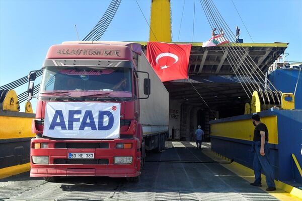 Türkiye'den gelen gemiyi karşılama törenine Afet ve Acil Durum Yönetimi (AFAD) Başkanı Yunus Sezer, Türkiye'nin Beyrut Büyükelçisi Ali Barış Ulusoy, Lübnan Yüksek Yardım Komitesi Başkanı Tümgeneral Muhammed Hayır, Trablusşam Müftüsü Muhammed İmam, Trablusşam Limanı Müdürü Ahmed Tamir ve çok sayıda yerel yetkili katıldı. Türkiye'den gelen gemiyi karşılama törenine Afet ve Acil Durum Yönetimi (AFAD) Başkanı Yunus Sezer, Türkiye'nin Beyrut Büyükelçisi Ali Barış Ulusoy, Lübnan Yüksek Yardım Komitesi Başkanı Tümgeneral Muhammed Hayır, Trablusşam Müftüsü Muhammed İmam, Trablusşam Limanı Müdürü Ahmed Tamir ve çok sayıda yerel yetkili katıldı. - Sputnik Türkiye