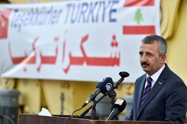 Türkiye'den gelen gemiyi karşılama törenine Afet ve Acil Durum Yönetimi (AFAD) Başkanı Yunus Sezer, Türkiye'nin Beyrut Büyükelçisi Ali Barış Ulusoy, Lübnan Yüksek Yardım Komitesi Başkanı Tümgeneral Muhammed Hayır, Trablusşam Müftüsü Muhammed İmam, Trablusşam Limanı Müdürü Ahmed Tamir ve çok sayıda yerel yetkili katıldı. Türkiye'den gelen gemiyi karşılama törenine Afet ve Acil Durum Yönetimi (AFAD) Başkanı Yunus Sezer, Türkiye'nin Beyrut Büyükelçisi Ali Barış Ulusoy, Lübnan Yüksek Yardım Komitesi Başkanı Tümgeneral Muhammed Hayır, Trablusşam Müftüsü Muhammed İmam, Trablusşam Limanı Müdürü Ahmed Tamir ve çok sayıda yerel yetkili katıldı. - Sputnik Türkiye