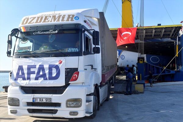 Türkiye'den gelen gemiyi karşılama törenine Afet ve Acil Durum Yönetimi (AFAD) Başkanı Yunus Sezer, Türkiye'nin Beyrut Büyükelçisi Ali Barış Ulusoy, Lübnan Yüksek Yardım Komitesi Başkanı Tümgeneral Muhammed Hayır, Trablusşam Müftüsü Muhammed İmam, Trablusşam Limanı Müdürü Ahmed Tamir ve çok sayıda yerel yetkili katıldı. Türkiye'den gelen gemiyi karşılama törenine Afet ve Acil Durum Yönetimi (AFAD) Başkanı Yunus Sezer, Türkiye'nin Beyrut Büyükelçisi Ali Barış Ulusoy, Lübnan Yüksek Yardım Komitesi Başkanı Tümgeneral Muhammed Hayır, Trablusşam Müftüsü Muhammed İmam, Trablusşam Limanı Müdürü Ahmed Tamir ve çok sayıda yerel yetkili katıldı. - Sputnik Türkiye