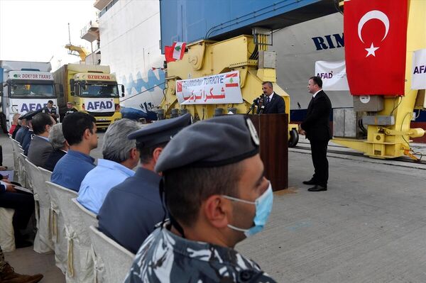 Türkiye'den gelen gemiyi karşılama törenine Afet ve Acil Durum Yönetimi (AFAD) Başkanı Yunus Sezer, Türkiye'nin Beyrut Büyükelçisi Ali Barış Ulusoy, Lübnan Yüksek Yardım Komitesi Başkanı Tümgeneral Muhammed Hayır, Trablusşam Müftüsü Muhammed İmam, Trablusşam Limanı Müdürü Ahmed Tamir ve çok sayıda yerel yetkili katıldı. Türkiye'den gelen gemiyi karşılama törenine Afet ve Acil Durum Yönetimi (AFAD) Başkanı Yunus Sezer, Türkiye'nin Beyrut Büyükelçisi Ali Barış Ulusoy, Lübnan Yüksek Yardım Komitesi Başkanı Tümgeneral Muhammed Hayır, Trablusşam Müftüsü Muhammed İmam, Trablusşam Limanı Müdürü Ahmed Tamir ve çok sayıda yerel yetkili katıldı. - Sputnik Türkiye