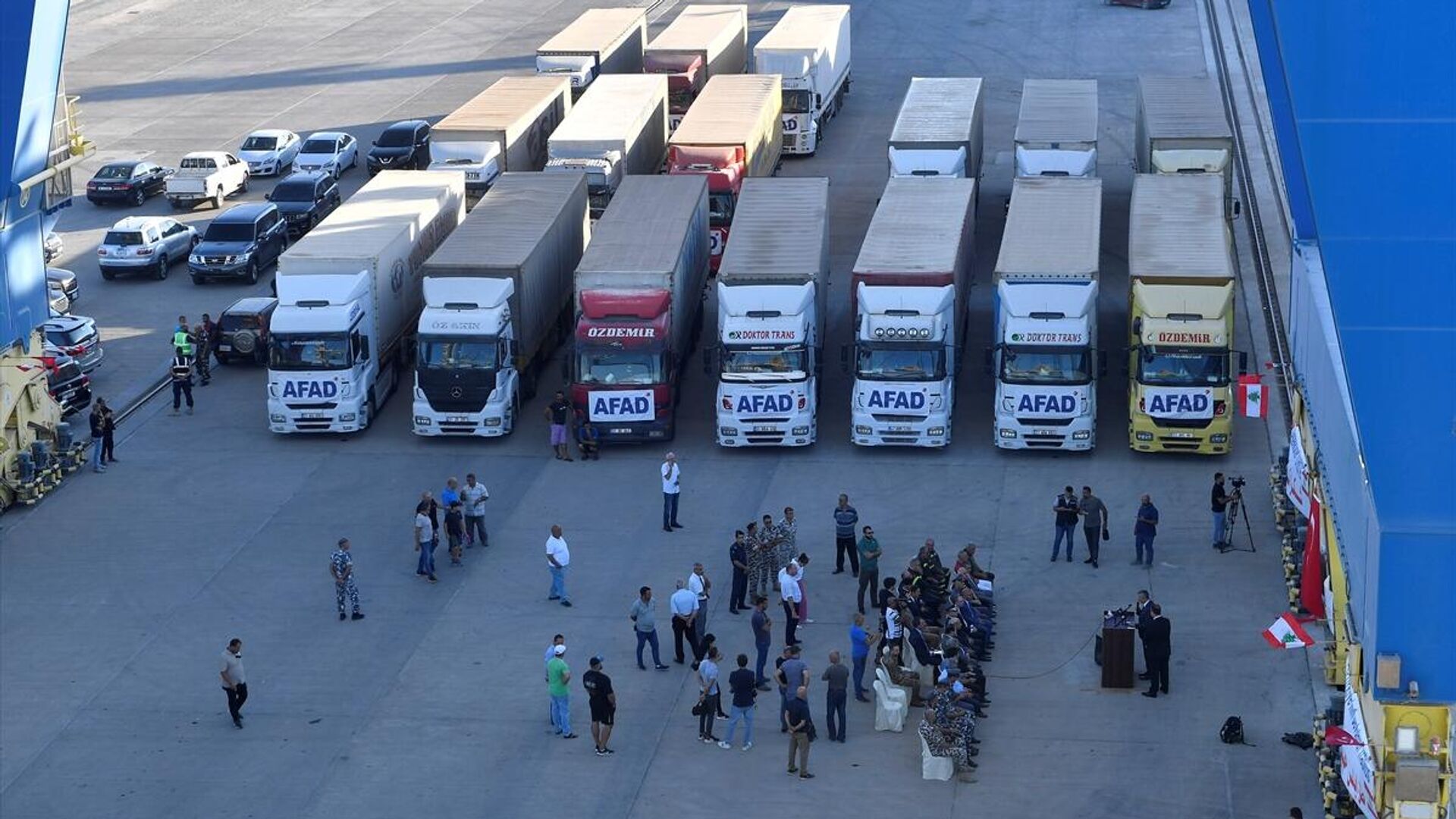 Türkiye'den gelen gemiyi karşılama törenine Afet ve Acil Durum Yönetimi (AFAD) Başkanı Yunus Sezer, Türkiye'nin Beyrut Büyükelçisi Ali Barış Ulusoy, Lübnan Yüksek Yardım Komitesi Başkanı Tümgeneral Muhammed Hayır, Trablusşam Müftüsü Muhammed İmam, Trablusşam Limanı Müdürü Ahmed Tamir ve çok sayıda yerel yetkili katıldı. Türkiye'den gelen gemiyi karşılama törenine Afet ve Acil Durum Yönetimi (AFAD) Başkanı Yunus Sezer, Türkiye'nin Beyrut Büyükelçisi Ali Barış Ulusoy, Lübnan Yüksek Yardım Komitesi Başkanı Tümgeneral Muhammed Hayır, Trablusşam Müftüsü Muhammed İmam, Trablusşam Limanı Müdürü Ahmed Tamir ve çok sayıda yerel yetkili katıldı. - Sputnik Türkiye, 1920, 26.08.2022