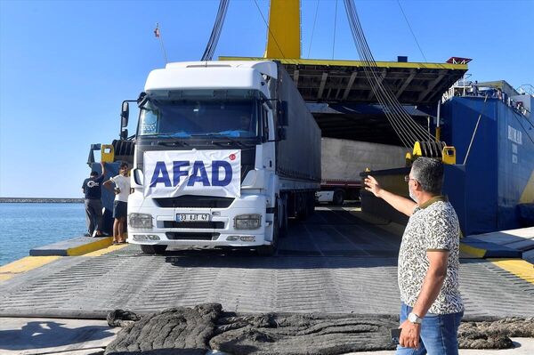 Türkiye'den gelen gemiyi karşılama törenine Afet ve Acil Durum Yönetimi (AFAD) Başkanı Yunus Sezer, Türkiye'nin Beyrut Büyükelçisi Ali Barış Ulusoy, Lübnan Yüksek Yardım Komitesi Başkanı Tümgeneral Muhammed Hayır, Trablusşam Müftüsü Muhammed İmam, Trablusşam Limanı Müdürü Ahmed Tamir ve çok sayıda yerel yetkili katıldı. Türkiye'den gelen gemiyi karşılama törenine Afet ve Acil Durum Yönetimi (AFAD) Başkanı Yunus Sezer, Türkiye'nin Beyrut Büyükelçisi Ali Barış Ulusoy, Lübnan Yüksek Yardım Komitesi Başkanı Tümgeneral Muhammed Hayır, Trablusşam Müftüsü Muhammed İmam, Trablusşam Limanı Müdürü Ahmed Tamir ve çok sayıda yerel yetkili katıldı. - Sputnik Türkiye