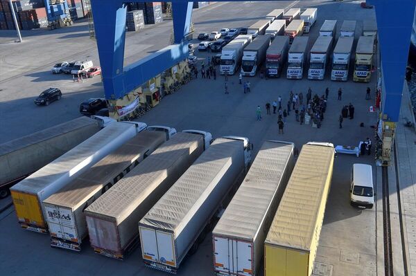 Türkiye'den gelen gemiyi karşılama törenine Afet ve Acil Durum Yönetimi (AFAD) Başkanı Yunus Sezer, Türkiye'nin Beyrut Büyükelçisi Ali Barış Ulusoy, Lübnan Yüksek Yardım Komitesi Başkanı Tümgeneral Muhammed Hayır, Trablusşam Müftüsü Muhammed İmam, Trablusşam Limanı Müdürü Ahmed Tamir ve çok sayıda yerel yetkili katıldı. Türkiye'den gelen gemiyi karşılama törenine Afet ve Acil Durum Yönetimi (AFAD) Başkanı Yunus Sezer, Türkiye'nin Beyrut Büyükelçisi Ali Barış Ulusoy, Lübnan Yüksek Yardım Komitesi Başkanı Tümgeneral Muhammed Hayır, Trablusşam Müftüsü Muhammed İmam, Trablusşam Limanı Müdürü Ahmed Tamir ve çok sayıda yerel yetkili katıldı. - Sputnik Türkiye