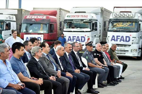 Türkiye'den gelen gemiyi karşılama törenine Afet ve Acil Durum Yönetimi (AFAD) Başkanı Yunus Sezer, Türkiye'nin Beyrut Büyükelçisi Ali Barış Ulusoy, Lübnan Yüksek Yardım Komitesi Başkanı Tümgeneral Muhammed Hayır, Trablusşam Müftüsü Muhammed İmam, Trablusşam Limanı Müdürü Ahmed Tamir ve çok sayıda yerel yetkili katıldı. Türkiye'den gelen gemiyi karşılama törenine Afet ve Acil Durum Yönetimi (AFAD) Başkanı Yunus Sezer, Türkiye'nin Beyrut Büyükelçisi Ali Barış Ulusoy, Lübnan Yüksek Yardım Komitesi Başkanı Tümgeneral Muhammed Hayır, Trablusşam Müftüsü Muhammed İmam, Trablusşam Limanı Müdürü Ahmed Tamir ve çok sayıda yerel yetkili katıldı. - Sputnik Türkiye