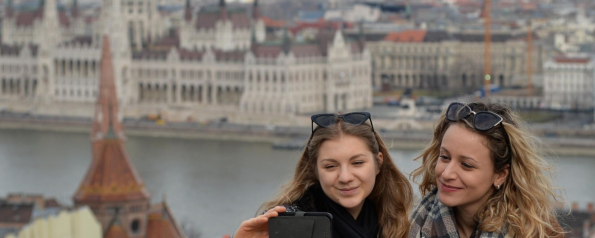 Macaristan -  Budapeşte'deki parlamento binası - selfie - kadın - Sputnik Türkiye, 1920, 05.09.2024