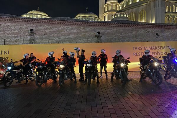 Beyoğlu'nda İstanbul İl Emniyet Müdürlüğü'ne bağlı asayiş ekipleri 200 personelle asayiş uygulaması yaptı - Sputnik Türkiye