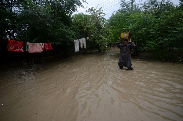 Hayber Pahtunhva eyaletinin Novşera ve Çarsadda şehirlerinde muson yağmurları sebebiyle sokaklar sular altında kaldı. - Sputnik Türkiye