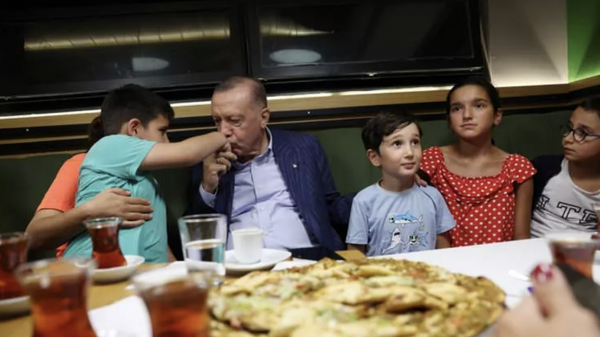Cumhurbaşkanı Recep Tayyip Erdoğan, Beylerbeyi Mahallesi'ndeki bir pastanede vatandaşlarla sohbet etti. - Sputnik Türkiye