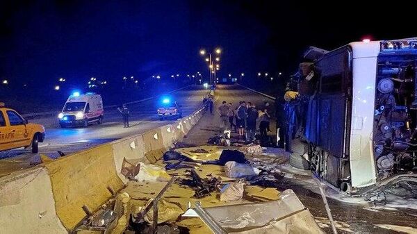 Hatay'ın Dörtyol ilçesinde yolcu otobüsünün devrilmesi sonucu 3 ağır, 40 kişi yaralandı. - Sputnik Türkiye