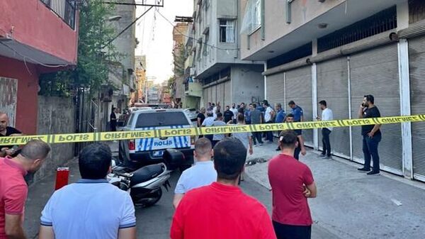 Adana Seyhan'da polisten kaçarken saklandığı evde bir çocuğu rehin alan şüpheli yakalandı. - Sputnik Türkiye