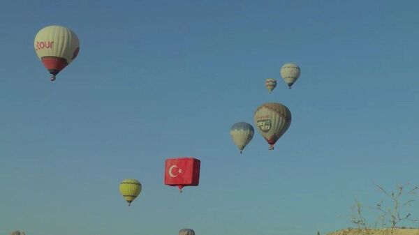 Türk bayrağı figürlü balonuyla havalanan balon pilotu Halis Aydoğan, gazetecilere yaptığı açıklamada, 30 Ağustos Zafer Bayramı ülkemizde coşkuyla kutlanmaktadır. Dünyada balonculuğun merkezi Kapadokya'da da 30 Ağustos'ta bölgedeki balonlarımız bayraklar ile uçtu. Ayrıca biz de gökyüzündeki coşkuya dünyanın en büyük figürlü bayrak balonuyla katılıyoruz. dedi. - Sputnik Türkiye