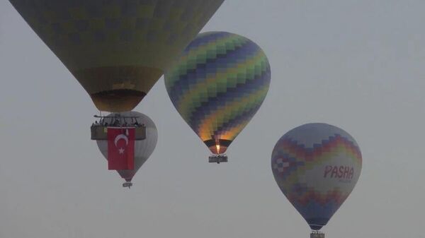 Pilot Ramazan Kuruoğlu da 30 Ağustos Zafer Bayramı'nı gökyüzünde kutladıklarını belirtti. - Sputnik Türkiye