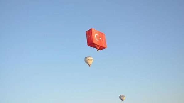 Kapadokya&#x27;nın eşsiz güzelliğini ve güneşin doğuşunu izleme fırsatı bulan turistler, çektikleri fotoğraflarla &quot;Büyük Zafer&#x27;in 100. yıldönümü&quot;nü ölümsüzleştirdi. - Sputnik Türkiye