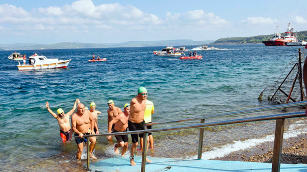 Türkiye'nin ilk engelli belediye başkanı Turan Hançerli, Çanakkale Boğazı'nı yüzerek geçti - Sputnik Türkiye