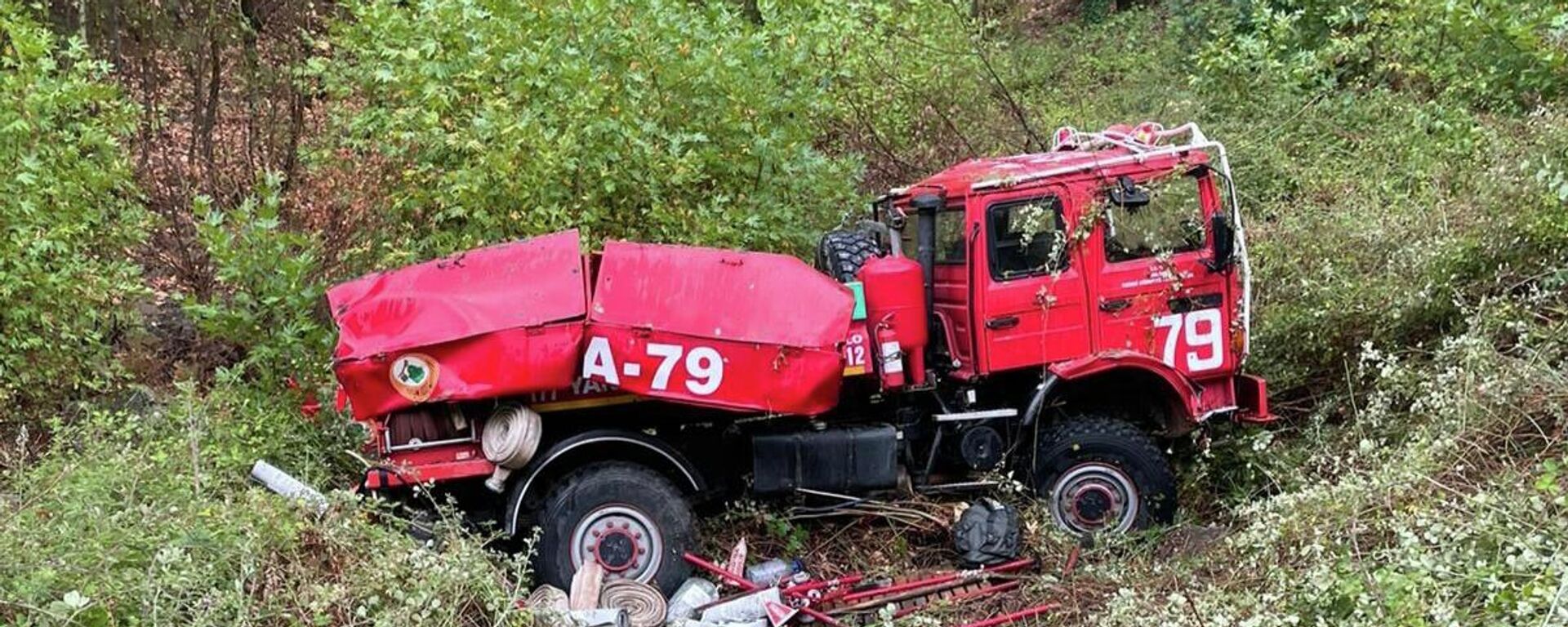 İzmir'in Bergama ilçesinde yıldırım düşmesi sonucu ormanlık alanda çıkan yangın ihbarına giden arazöz, yol kenarına devrildi. Kazada aracın sürücüsü 4 orman işçisi hafif şekilde yaralandı. - Sputnik Türkiye, 1920, 30.08.2022