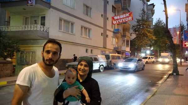 Araç gürültüsünden uyuyamayan bebeği için caddeye ‘Bebek uyuyor’ afişi astı - Sputnik Türkiye